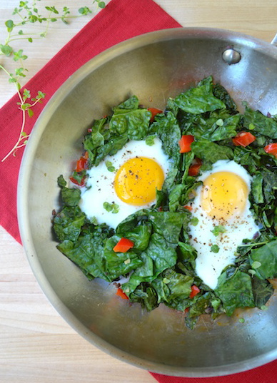 Sunny-side up egg breakfast skillet with kale, red peppers, & garlic