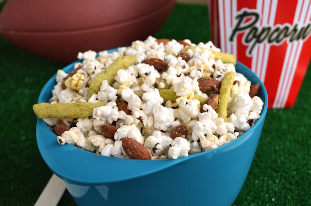 Homemade microwave popcorn with garlic and smoke
